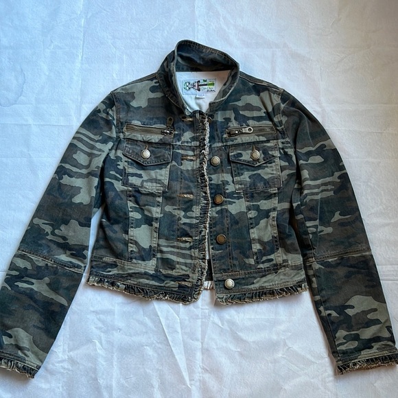 Sweet T women’s cropped camo jean jacket. Lots of detail szM - Picture 2 of 8